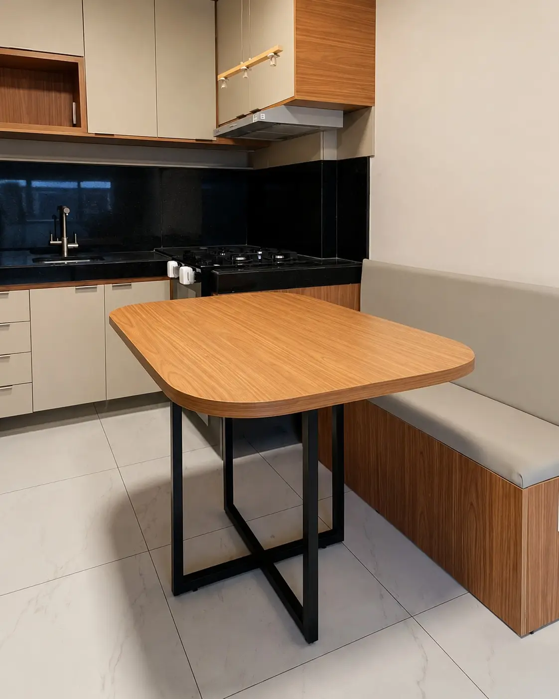 Cozinha planejada com mesa em freijó natural, banco estofado sob medida e bancada de granito preto