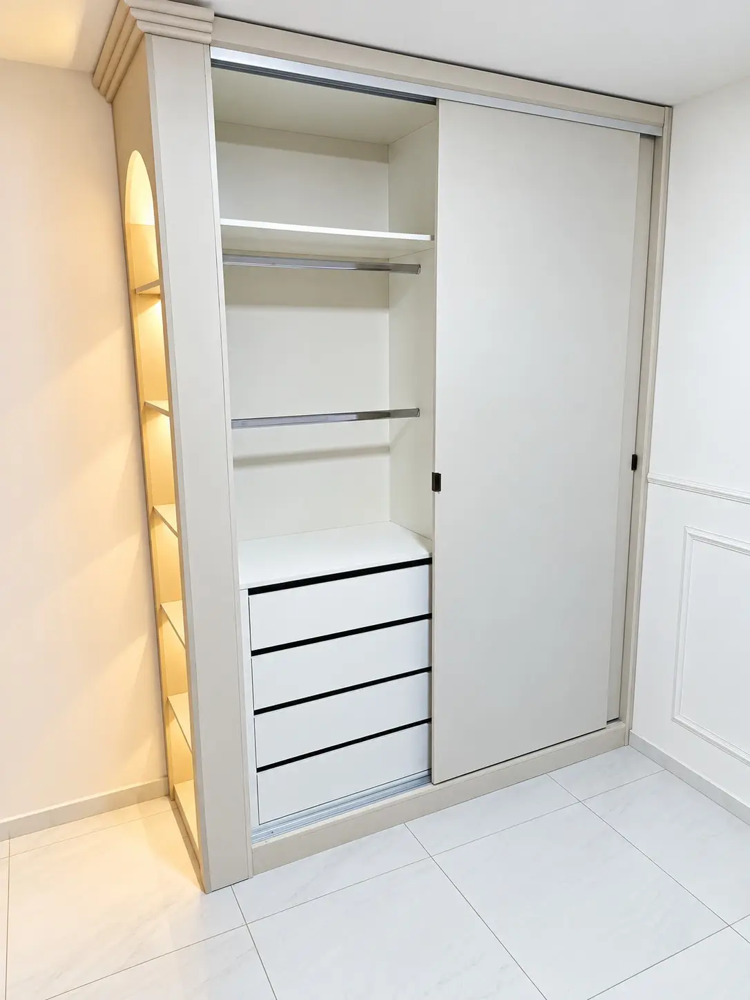 Closet planejado João Pessoa com portas de correr em laca fendi e nicho arqueado com iluminação embutida