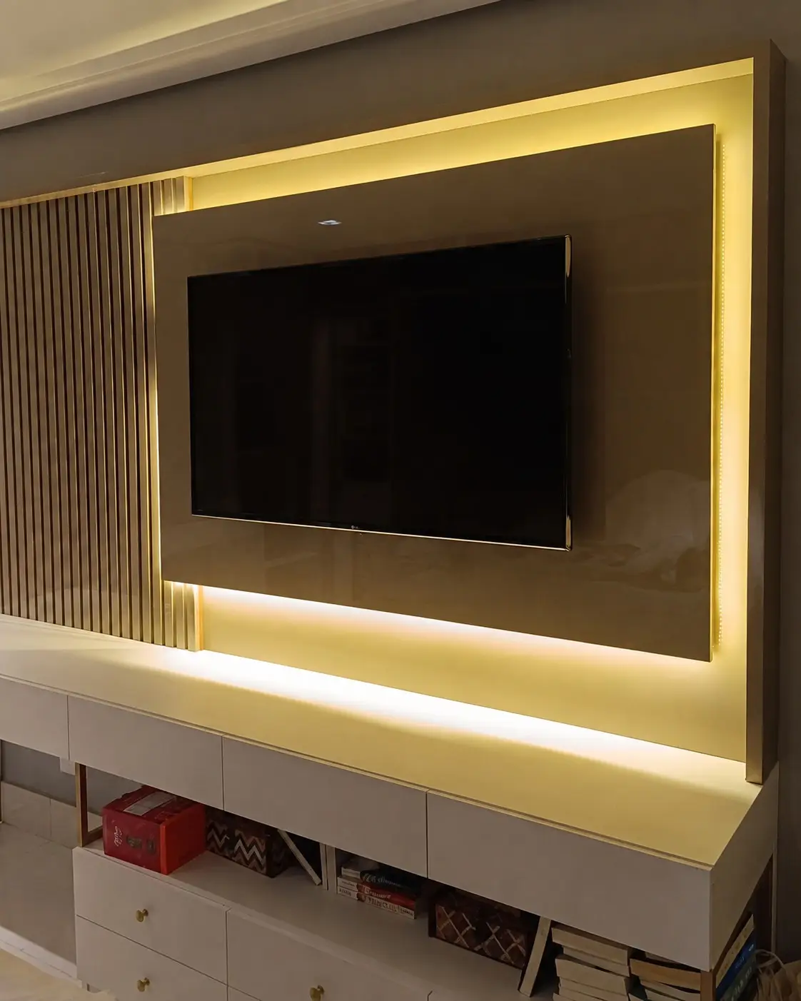Painel de sala planejado com iluminação embutida, executado pela Alfa Projetados em João Pessoa