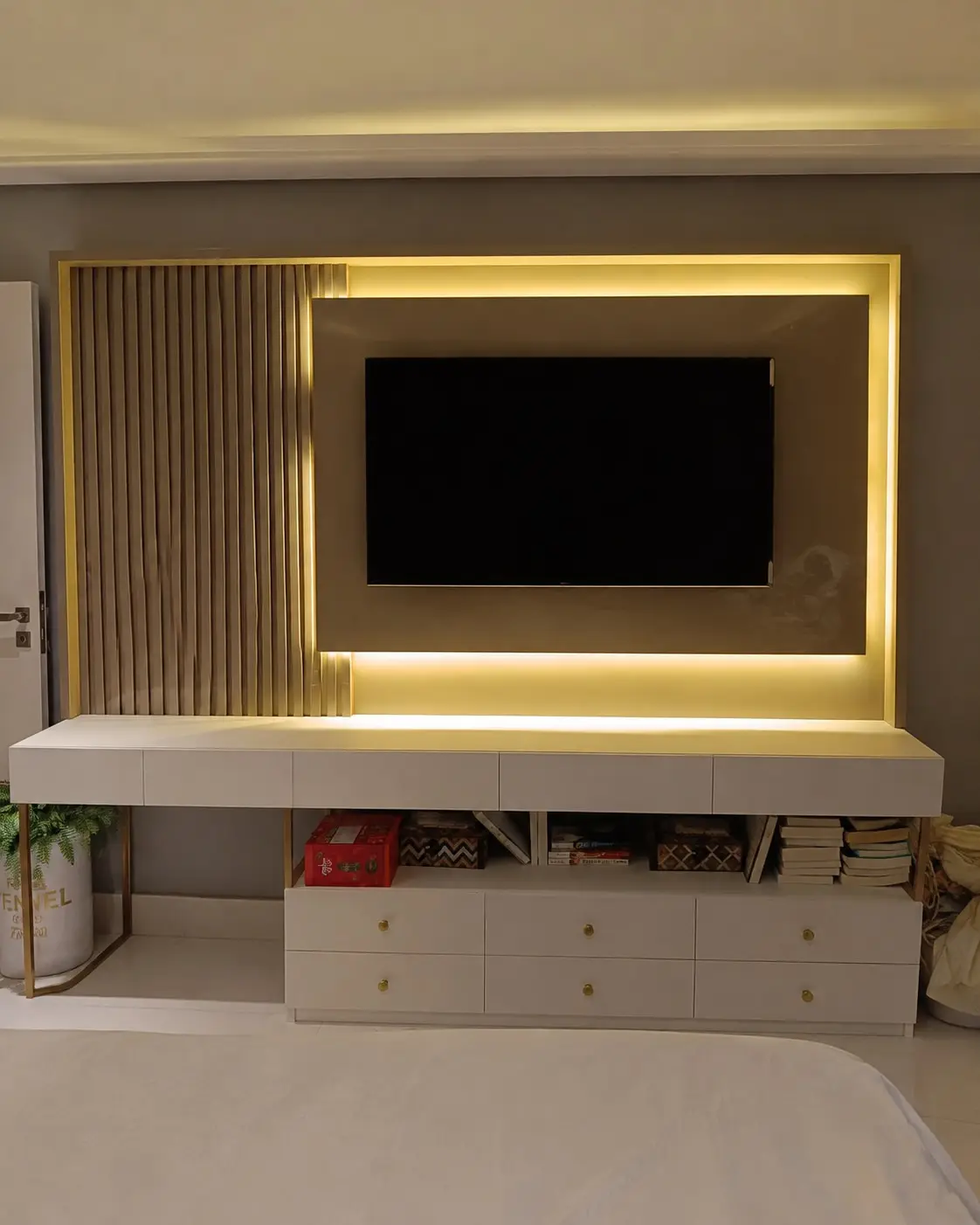 Dormitório planejado sob medida com painel de TV em laca fendi, ripado e moldura de latão com LED